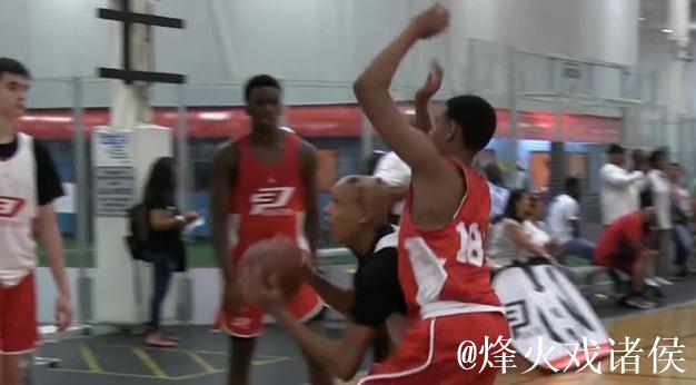 从脱发困扰到撑伞助人:乔丹沃尔什化身无眉侠士 从脱发困扰到撑伞助人:乔丹沃尔什化身无眉侠士