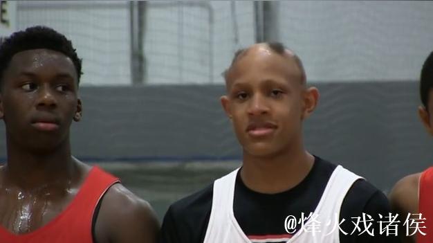 从脱发困扰到撑伞助人:乔丹沃尔什化身无眉侠士 从脱发困扰到撑伞助人:乔丹沃尔什化身无眉侠士