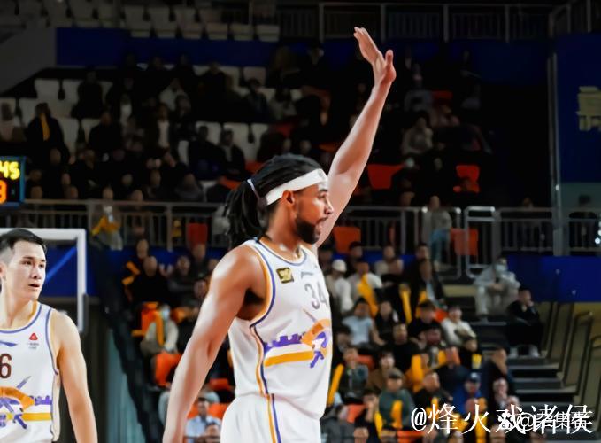 萨林杰33+20+8深圳险胜北控总分1-0 张帆14分